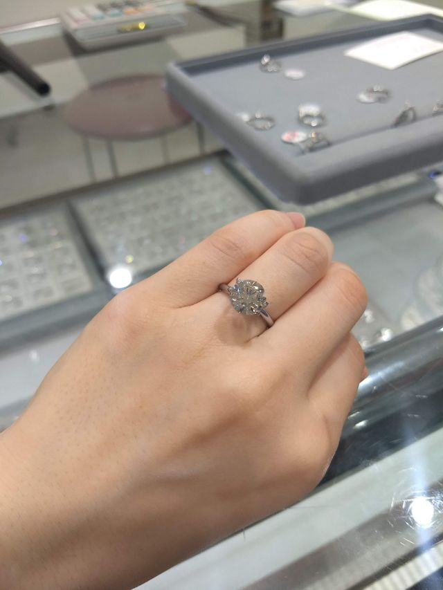 1.5カラットくらい？試着させてもらえました