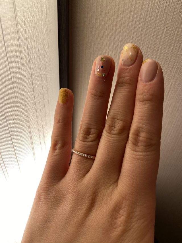 ピンクゴールドでダイヤの数は13粒です。