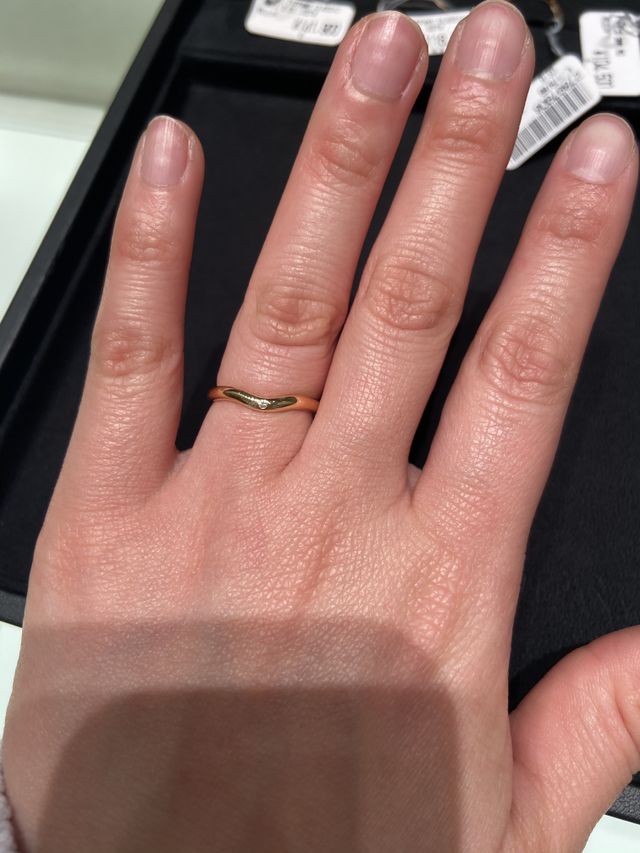 緩やかにV字になってるので指が長く見えるデザインです。