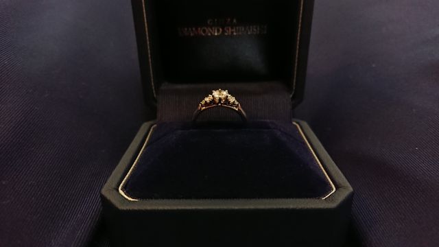 ブーケ型の立て爪が他にはないデザインで上品です(^^)