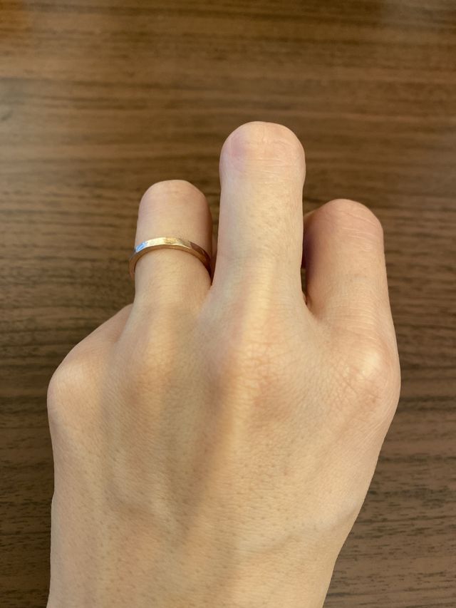 着用して肌馴染みの良いピンクゴールドにしました。
