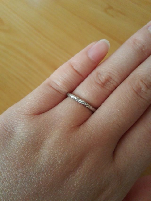 中央にダイヤがあしらわれたマリッジリングです