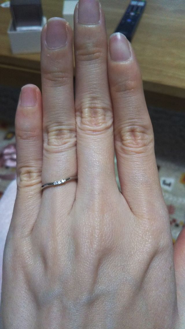 シンプルで輝きがあるようデザインでした。