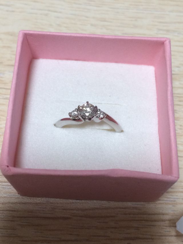 真ん中の大きなダイヤがとても綺麗です。