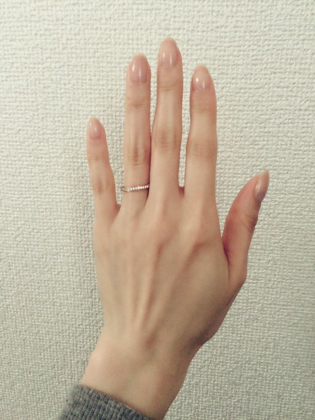 控えめな小粒ダイヤがキラキラして素敵です。