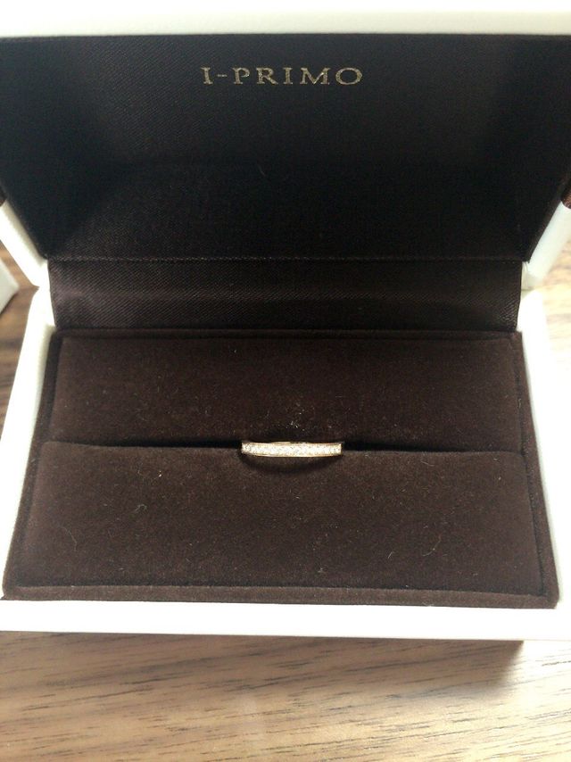 小粒のダイヤが入ったピンクゴールドの結婚指輪です。
