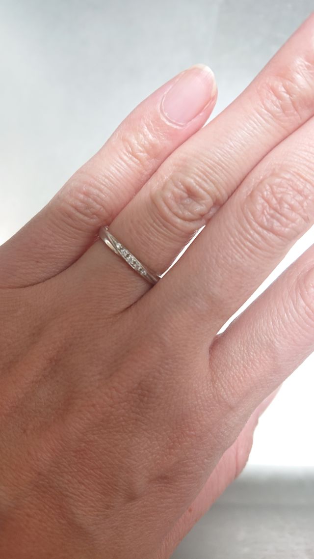 とても指に馴染むデザインです。