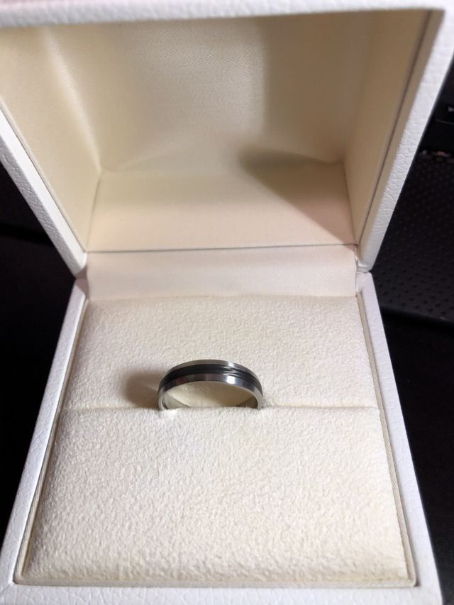 中央にカーボンを巻き付けてあるデザイン。