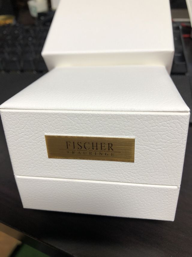 白一色で簡素だが格式を感じられるボックス。