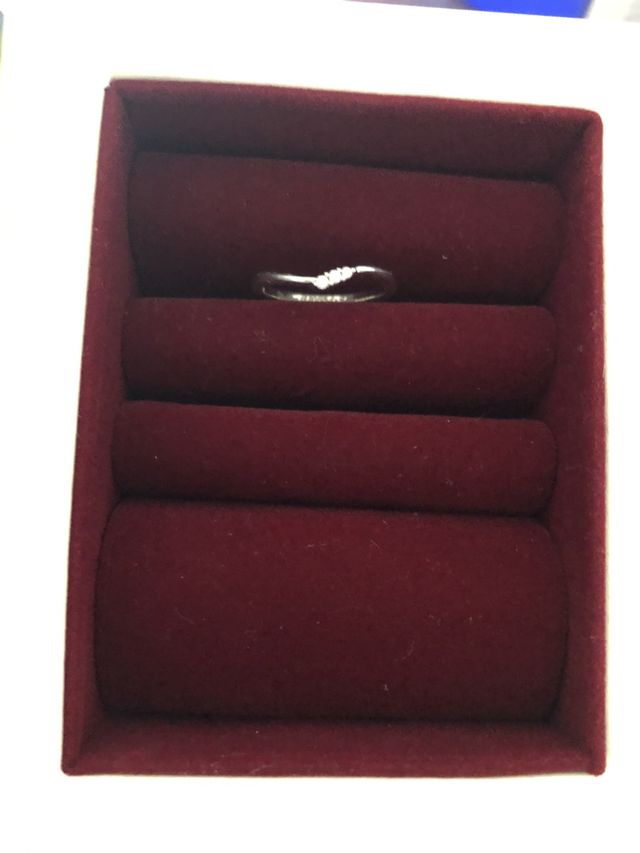 細身、プラチナ素材、ウェーブ型、ダイヤが3粒ついてます。