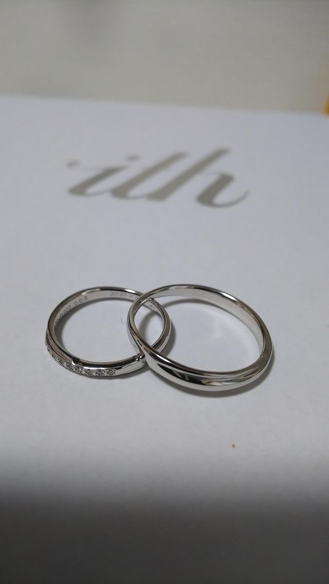 クロスしたリングにダイヤがついたシンプルな細さが気に入った