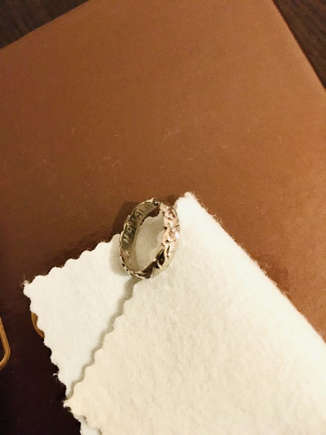 可愛らしいプルメリア。裏側にハワイ語で文字を入れています。