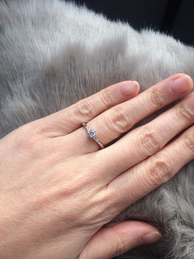 真ん中に大きなダイヤ、横に小さいダイヤがあるデザインです。