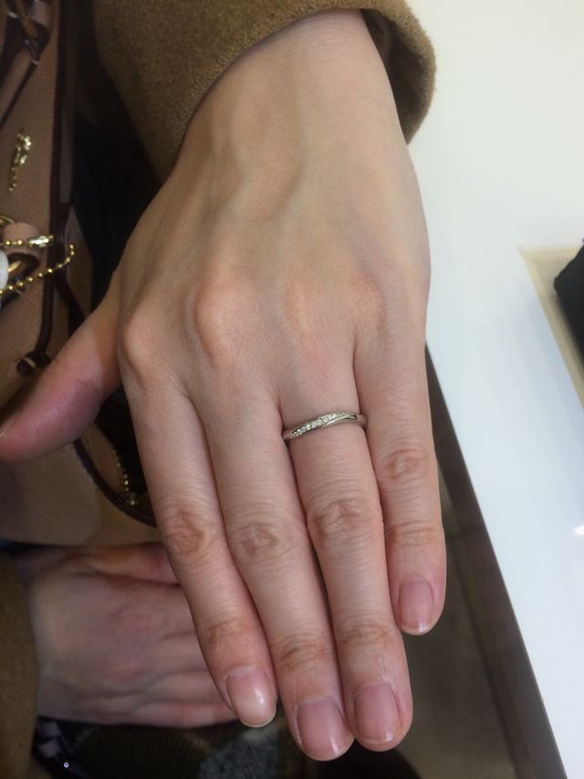 小さいダイヤが並んだウェーブラインの指輪です。