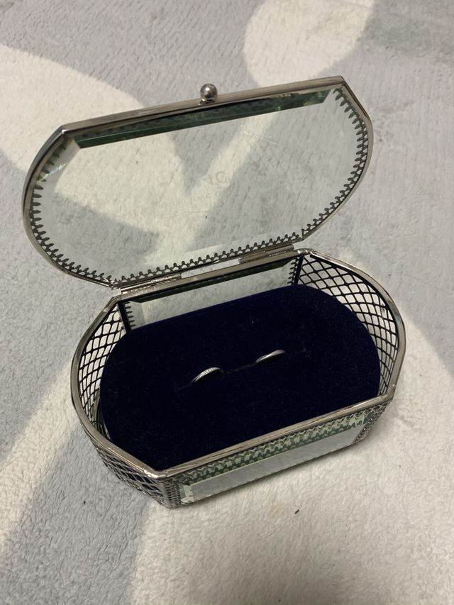 一緒に入れられる大きめのガラスの箱を選びました。