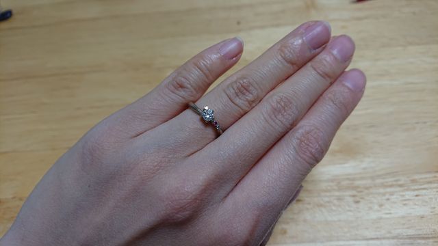 カーブになっていて、指が細く見えるデザインだそうです！