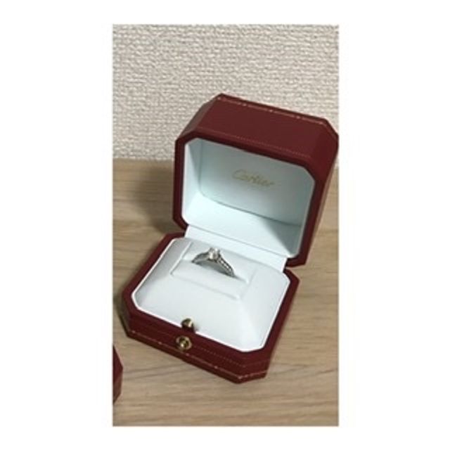 婚約指輪です。好みのダイヤを取り寄せてセミオーダーしました。