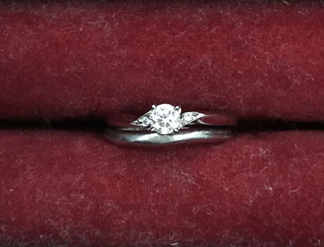 婚約指輪と結婚指輪をセットにしてつけたとき