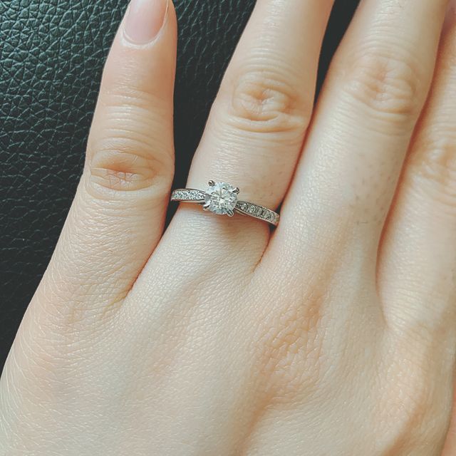 大粒のダイヤの輝きが綺麗です。