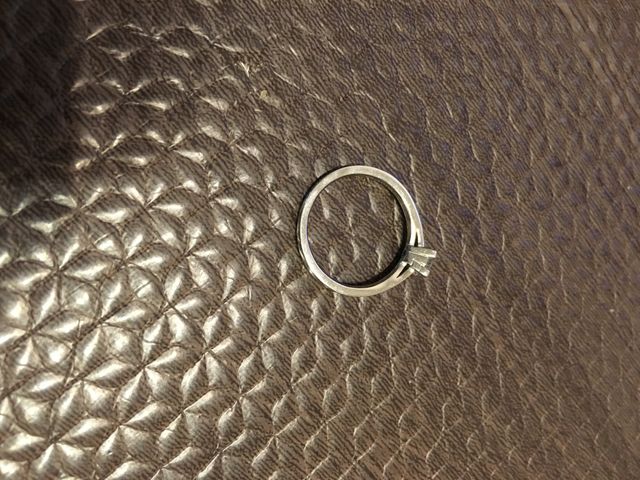 石を支える爪の部分が「心」をかたどっています