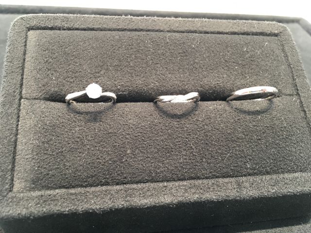 右から二つが結婚指輪左が婚約指輪