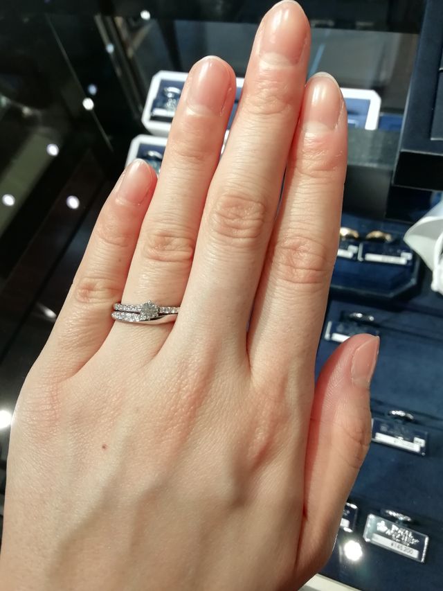 ダイヤモンドが華やかです。