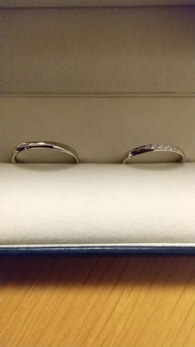 右側が女性、左側が男性