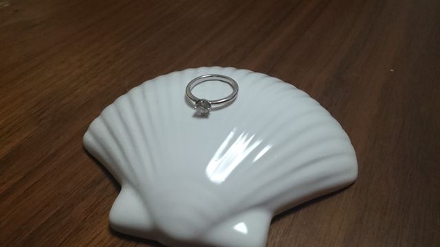 一粒ダイヤは絶対:->長く使えるデザインも決め手:-)