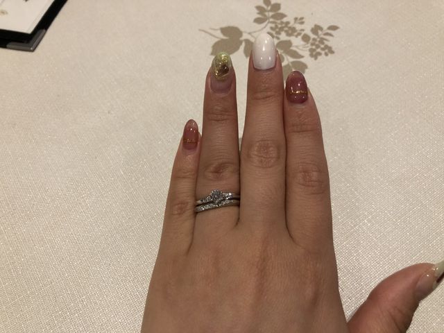 結婚指輪と婚約指輪を両方つけても合うようにしました。