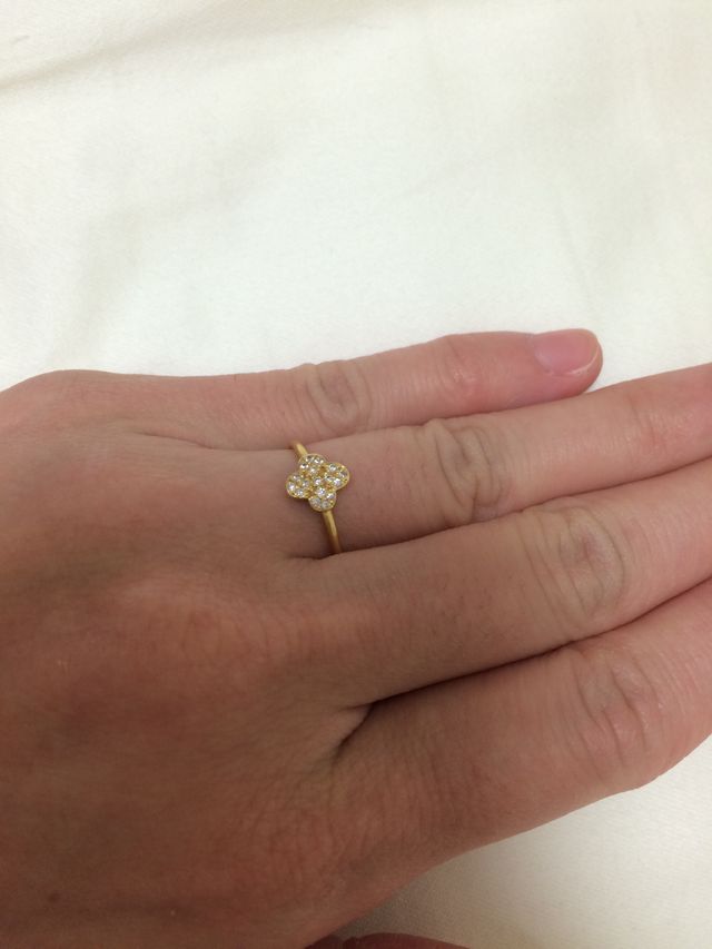 パヴェダイヤなのでカジュアルにつけることができます。