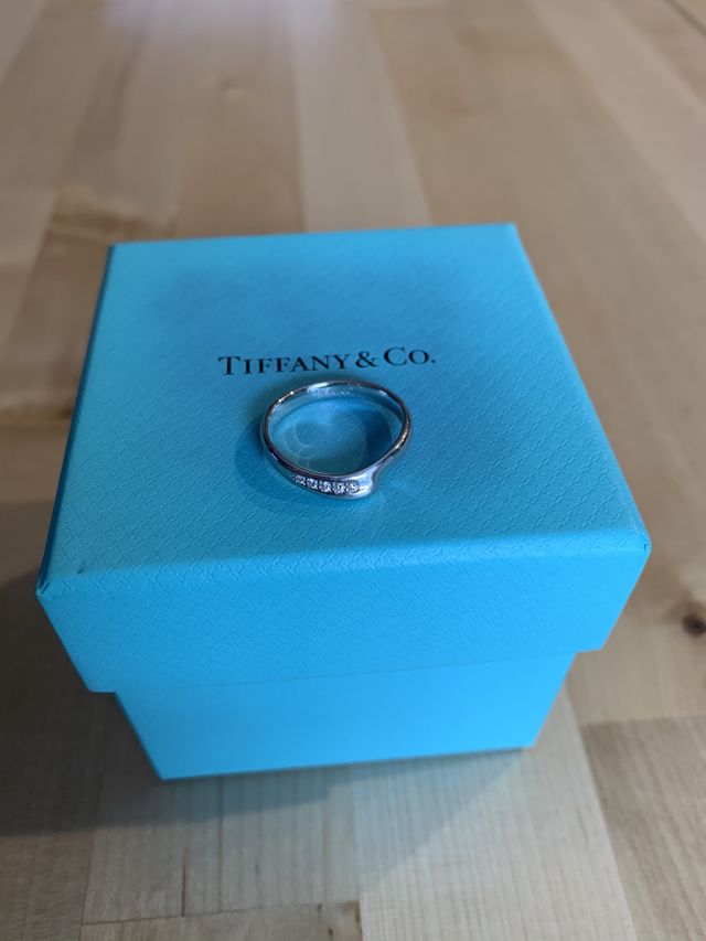 内側にお互いのイニシャルを手彫りで入れていただきました。