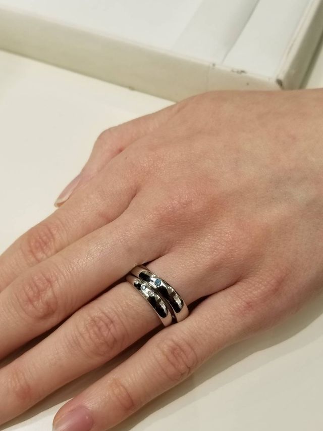 結婚指輪を2個重ねてはめてます。真ん中のダイヤがおそろいです