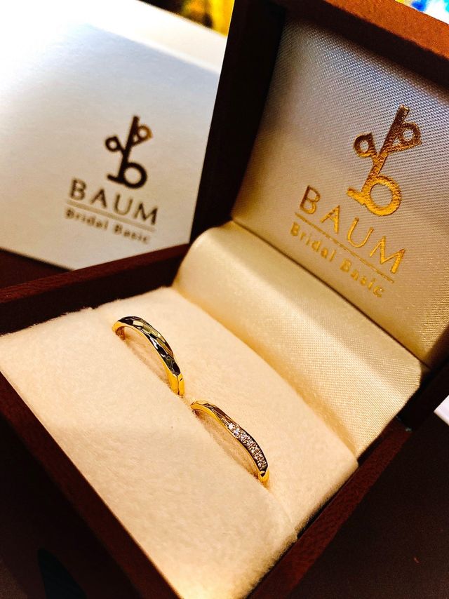 ゴールドの槌目模様のデザインです。細めのリングでとても上品！