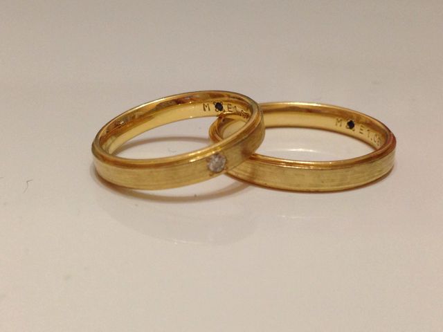 結婚指輪。左が女性用でダイアモンドが埋め込まれています。