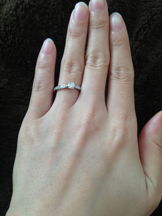 真ん中のダイヤは大きくはないですが、周りにもダイヤがキラキラ