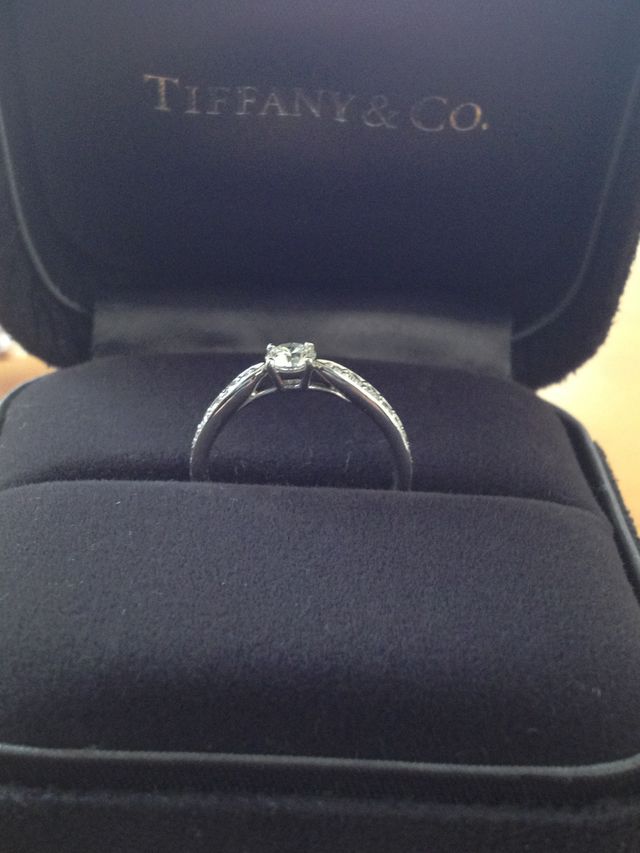 ダイヤが飛び出してないので、引っかかりなく普段もつけやすい。