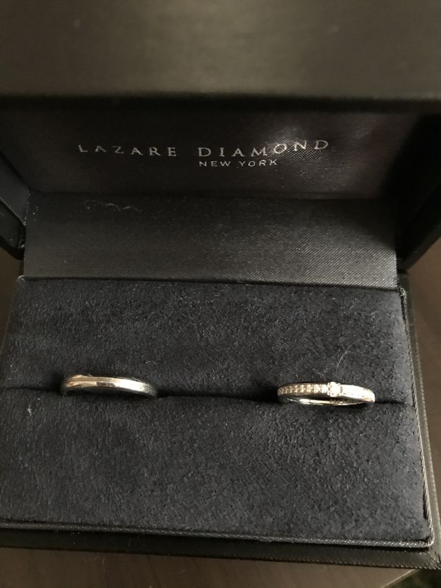 ボックスも黒を基調とし指輪も豪華に見えます