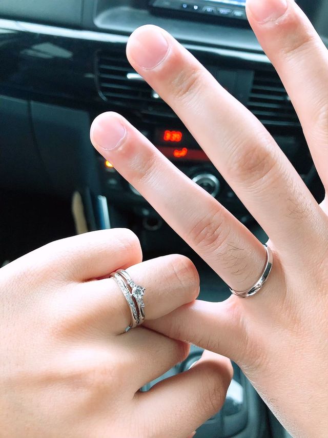 受け取りに行った帰りの車で指輪交換をしました。