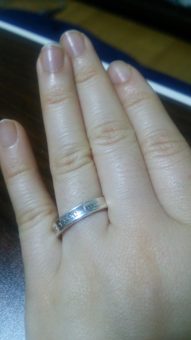 ティファニーの婚約指輪です。左手の薬指にはめている写真です。