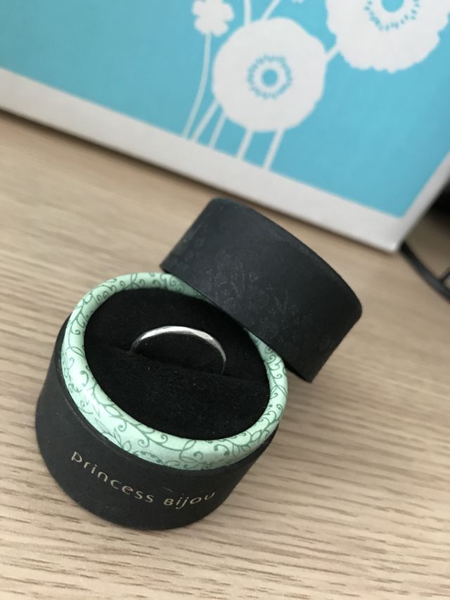 指輪が入っていた箱と、現物です。