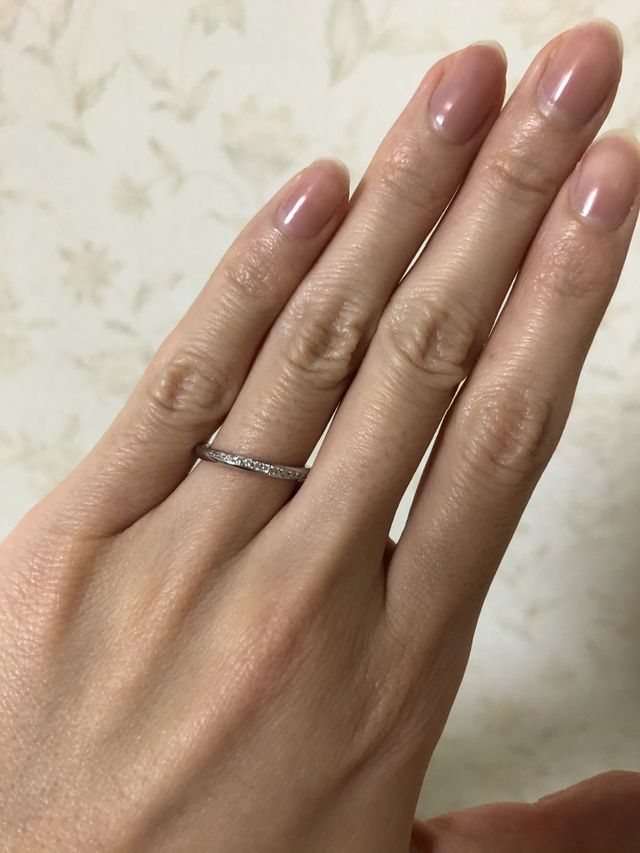 細身でキラキラしていて可愛いです。