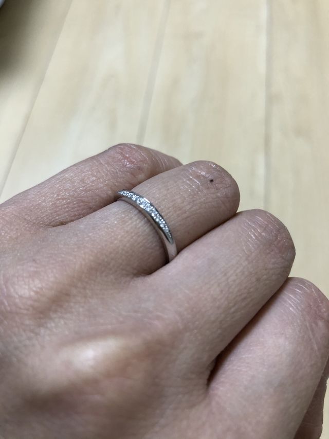 リング着用。ダイヤモンドが輝きます。