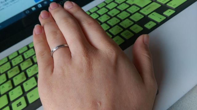 指が短くても、リングの細さでカバーできます。