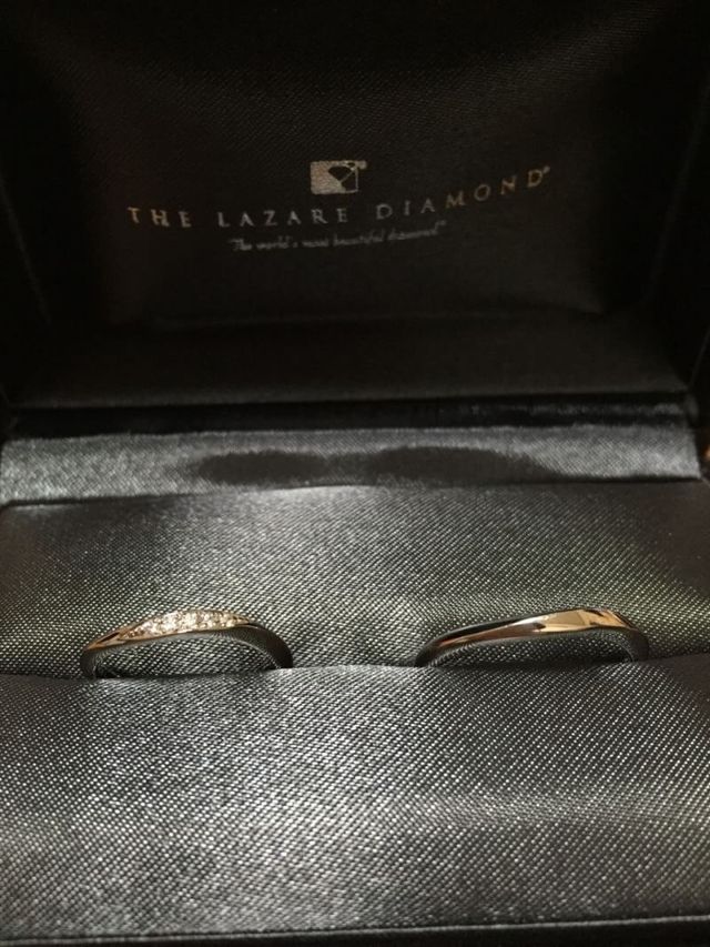 光が当たるたびキラキラと光るダイヤの輝きがキレイです。