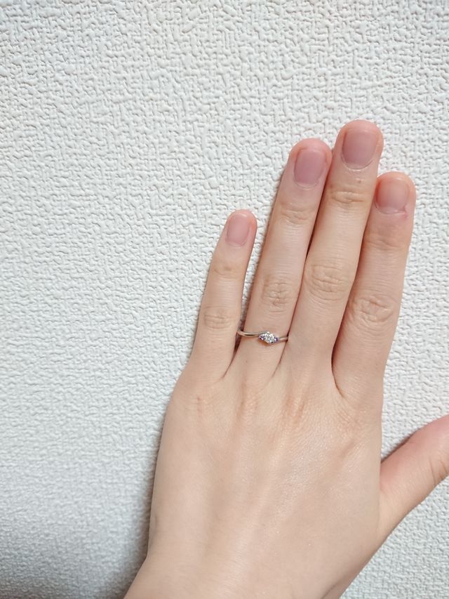 婚約指輪 真ん中にダイヤモンド、両サイドに誕生石