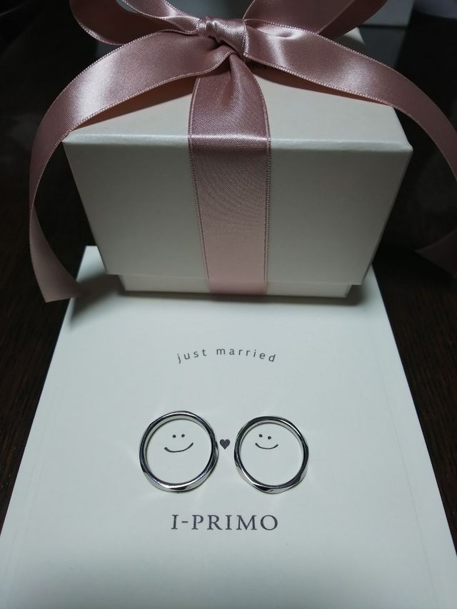 受取時に選べるカードの一つで指輪を乗せて写真を撮りました