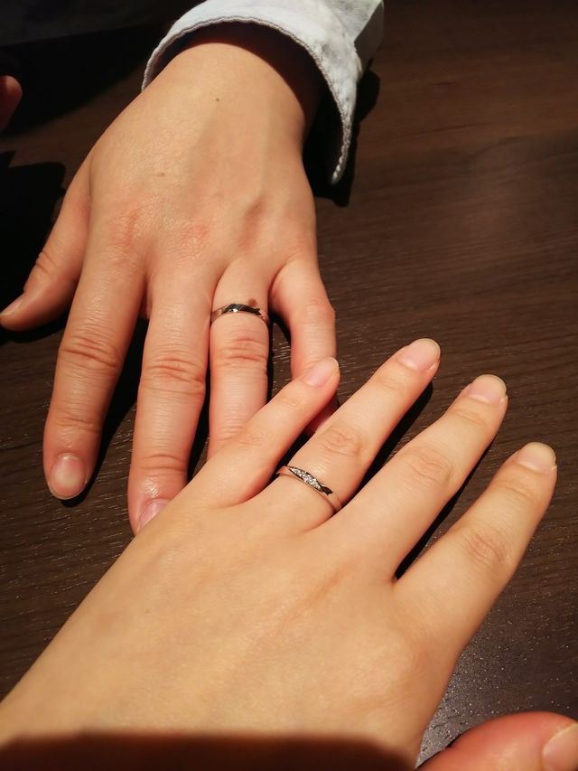 指輪を受け取ったその日にすぐ写真に撮りました