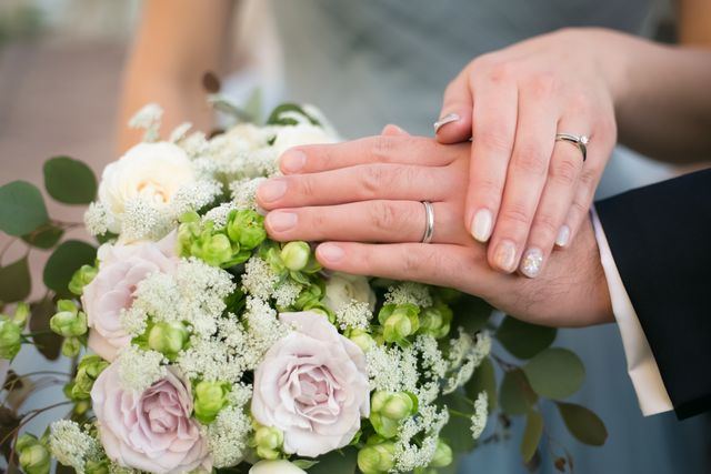 夫婦で同じデザインのものを付けています。