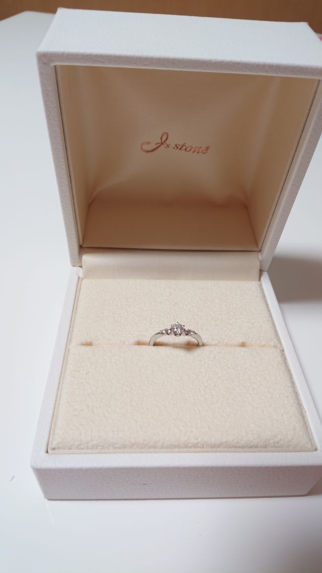 婚約指輪です。