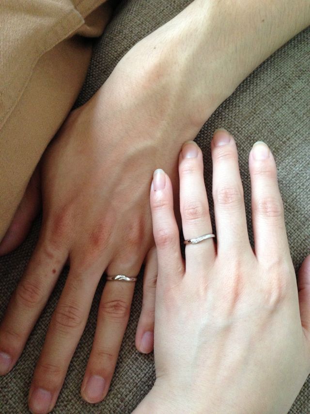 結婚指輪をはめたところです。